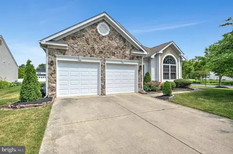 51 Ridgway Dr, Bordentown, NJ 08505
