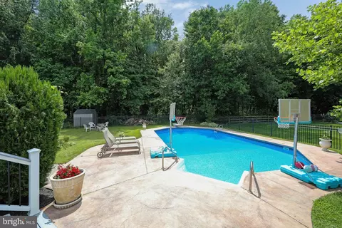 23 Gaskin Dr, Burlington, NJ 08016