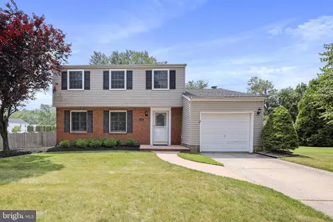 207 Woodbine Dr, Marlton, NJ 08053