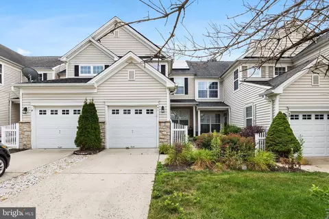 41 Spinnaker Dr, Mount Laurel, NJ 08054