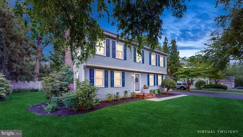 5 Circle Dr, Moorestown, NJ 08057