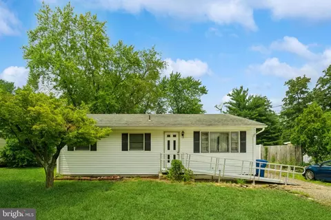 412 Hickory Ln, Mount Laurel, NJ 08054