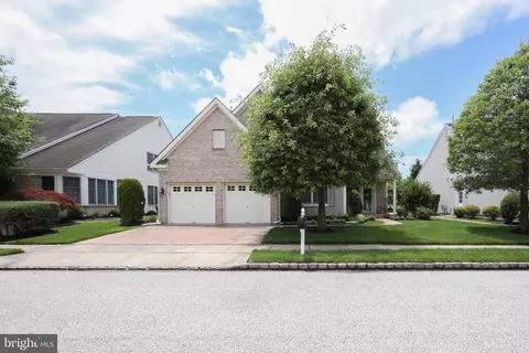 4 Larkspur Dr, Marlton, NJ 08053