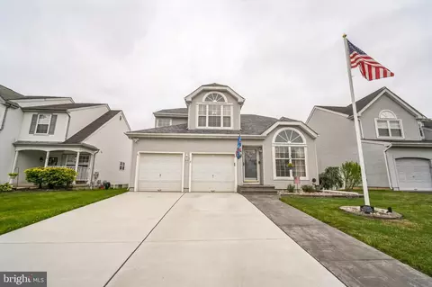 8 Woodstock Ln, Burlington, NJ 08016