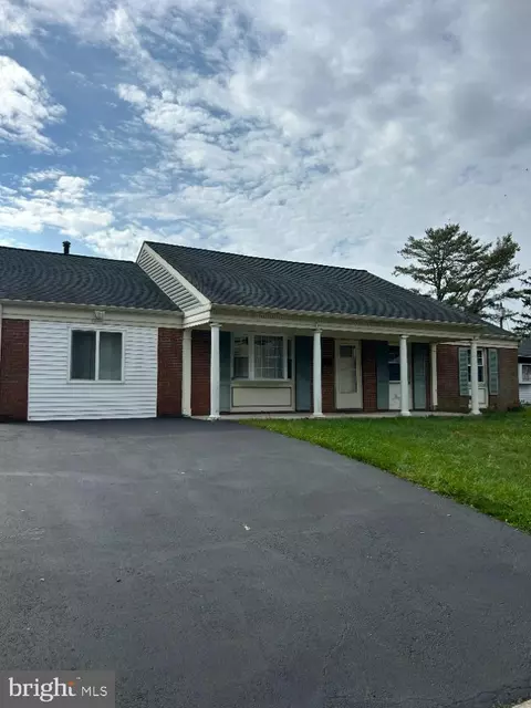 11 Expert Ln, Willingboro, NJ 08046