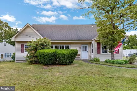 318 Linden Ln, Mount Laurel, NJ 08054