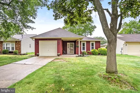 6 Candlelight Cir, Columbus, NJ 08022
