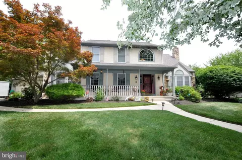 2 Periwinkle Dr, Mount Laurel, NJ 08054
