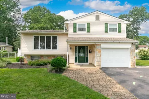 9 Arrowhead Dr, Marlton, NJ 08053