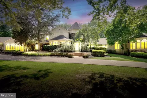 10 Tudor Ln, Moorestown, NJ 08057