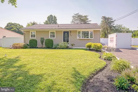 413 Hemlock Ln, Mount Laurel, NJ 08054