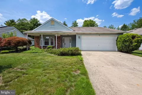 3 Lake View Ter, Columbus, NJ 08022