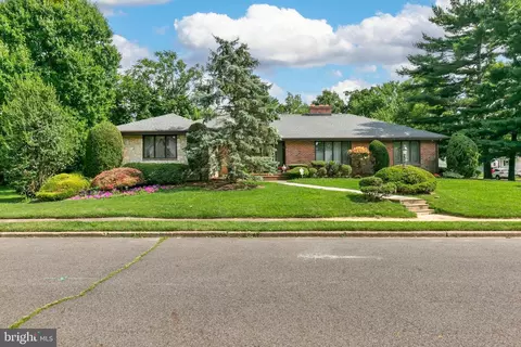 20 W 8th St, Burlington, NJ 08016