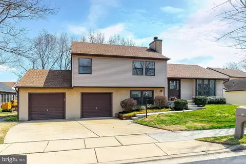 12 Juniper Dr, Mount Laurel, NJ 08054
