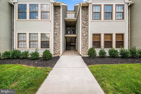 8 Bridgewater Dr, Marlton, NJ 08053