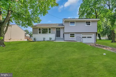 8 Walnut Dr, Burlington, NJ 08016
