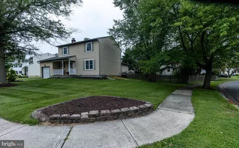 8 Lloyd Ct, Marlton, NJ 08053