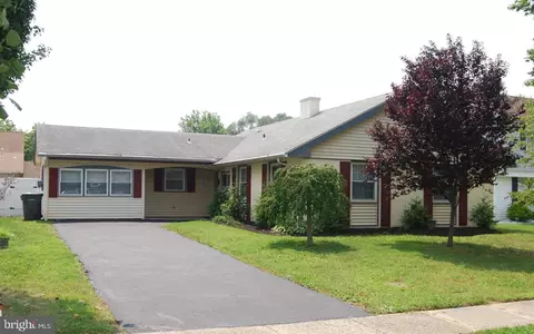 28 Pond Ln, Willingboro, NJ 08046