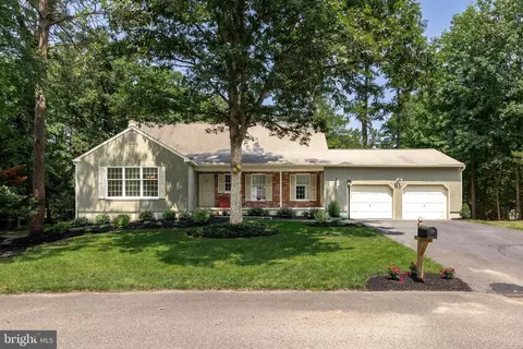 8 Cochise Cir, Medford Lakes, NJ 08055