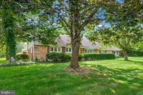 14 S Colonial Rdg, Moorestown, NJ 08057