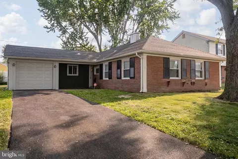 39 Midfield Ln, Willingboro, NJ 08046