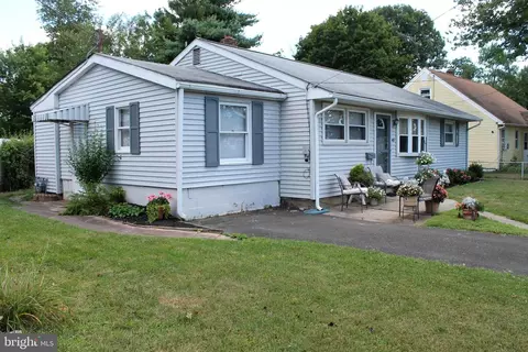 405 Holmes Dr, Burlington, NJ 08016