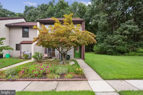 28 W Azalea Ln, Mount Laurel, NJ 08054