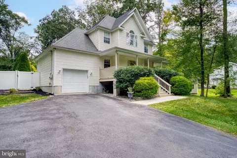 4 Beechwood Ln, Burlington, NJ 08016