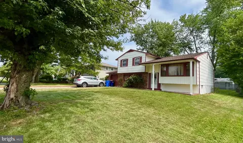 4 Holyoke Dr, Delran, NJ 08075