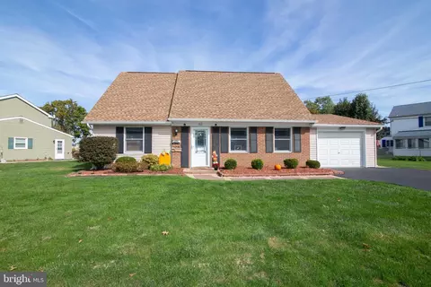 62 Manor Ln, Willingboro, NJ 08046