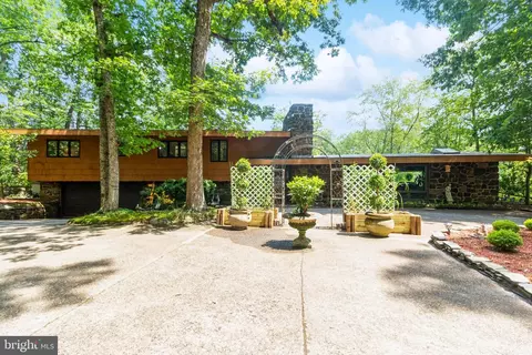 10 Woodlake Ct, Medford, NJ 08055