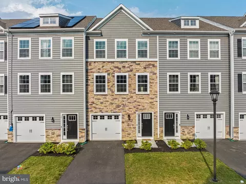 8 Palermo Ln, Mount Laurel, NJ 08054