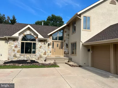 6 Prickett Ln, Hainesport, NJ 08036