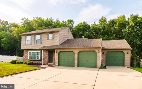 6 Orangewood Ln, Burlington, NJ 08016