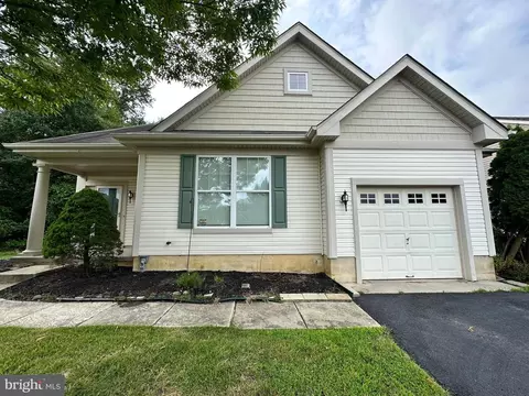14 Impatiens Ct, Marlton, NJ 08053