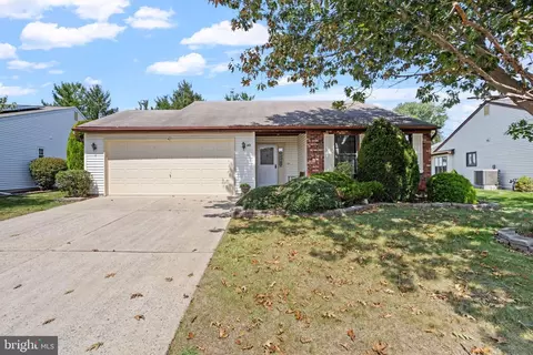40 Horseshoe Ln N, Columbus, NJ 08022