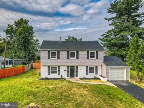 2 Sudberry Ln, Willingboro, NJ 08046