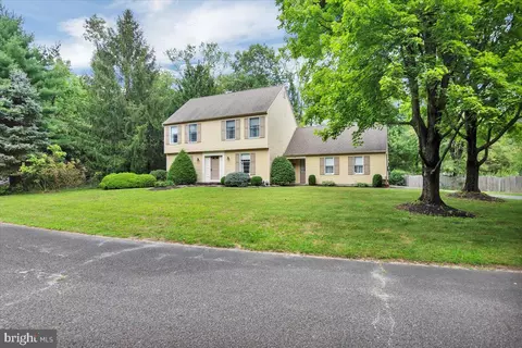8 Teak Ct, Medford, NJ 08055