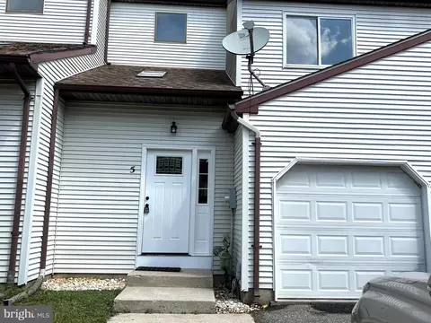5 Bayleaf Dr, Lumberton, NJ 08048