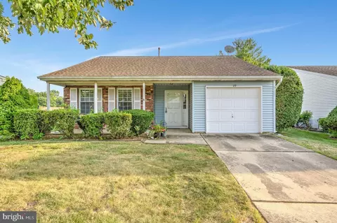29 Carriage Hill Ln, Columbus, NJ 08022
