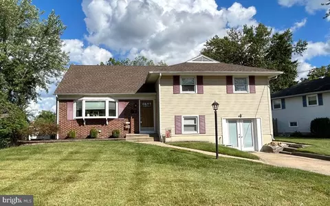 1 Rose Ln, Burlington, NJ 08016