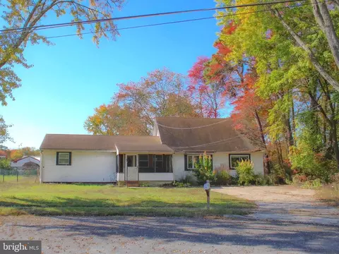 6 Lakeview Ter, Southampton, NJ 08088