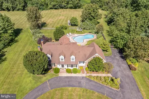 3 Hunters Ln, Southampton, NJ 08088