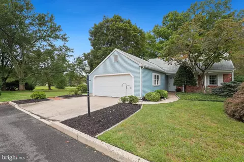 2 Stonybrook Ct, Medford, NJ 08055