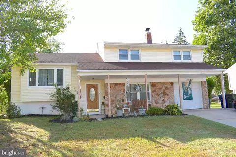 12 Crestwood Dr, Burlington, NJ 08016