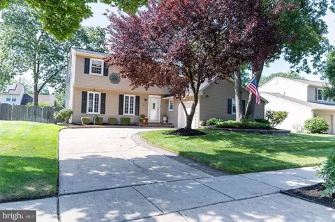 129 Knotty Oak Dr, Mount Laurel, NJ 08054