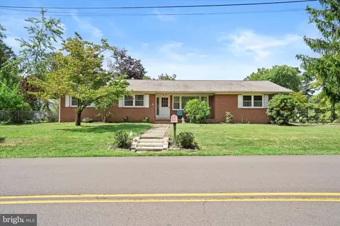 814 East Dr, Bordentown, NJ 08505