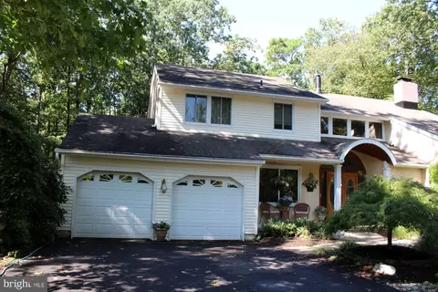 8 Heatherwood Ct, Medford, NJ 08055