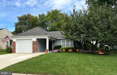 8 Cotherstone Dr, Southampton, NJ 08088