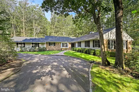 6 Tudor Ct, Medford, NJ 08055